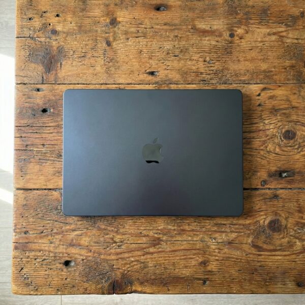 Apple MacBook Pro 14-inch (Late 2025, MDE04) | Laptop | 14.2-inch Liquid Retina XDR Display | Apple M5 chip (10-core CPU, 10-core GPU) | 16GB Unified Memory | 512GB SSD